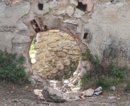 Trou creusé dans le mur pour filmer lers scènes intérieures 